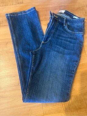 Wrangler Woman's Straight Jeans in Medium Blue Denim 8x32